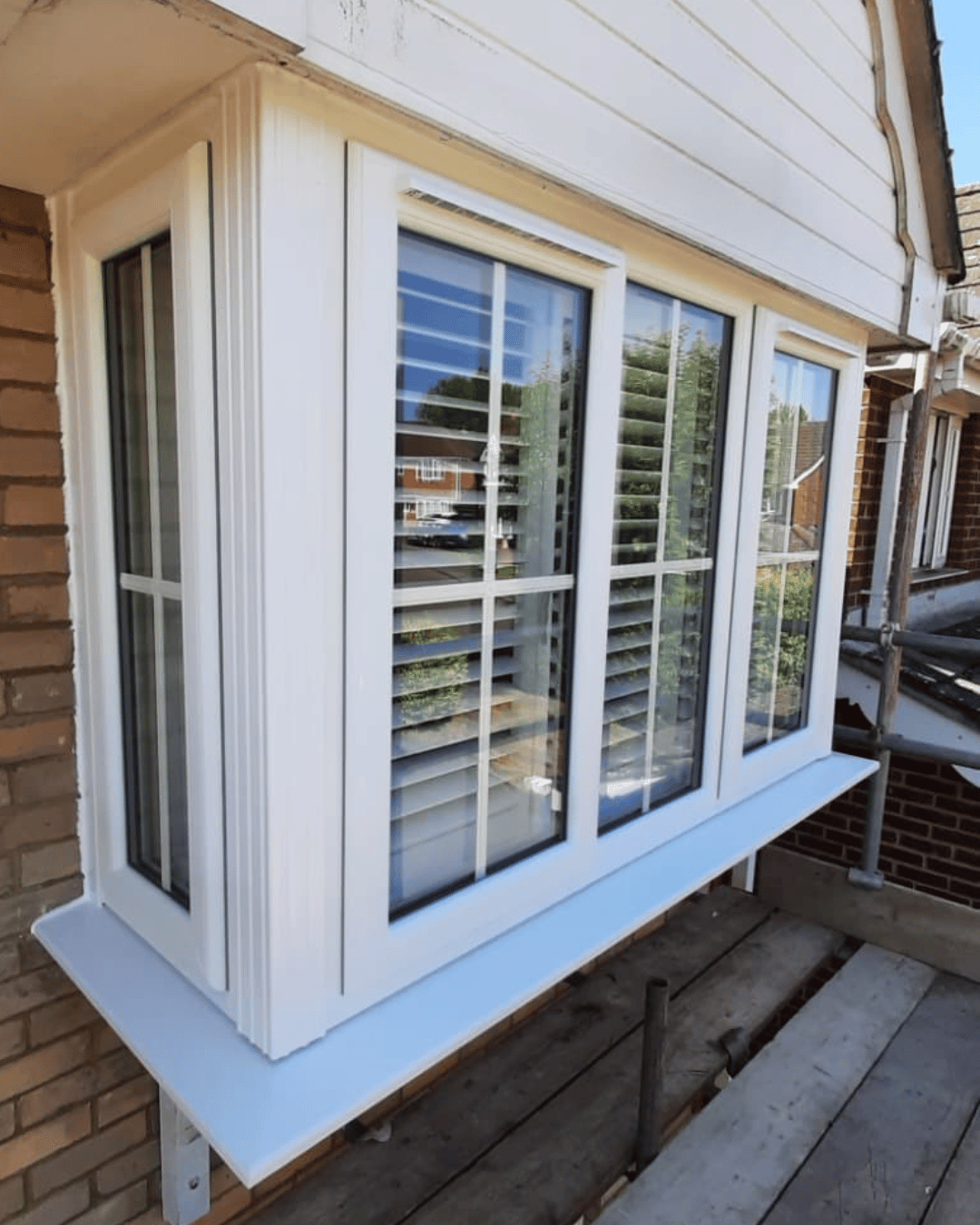 Bay window with decoration bar